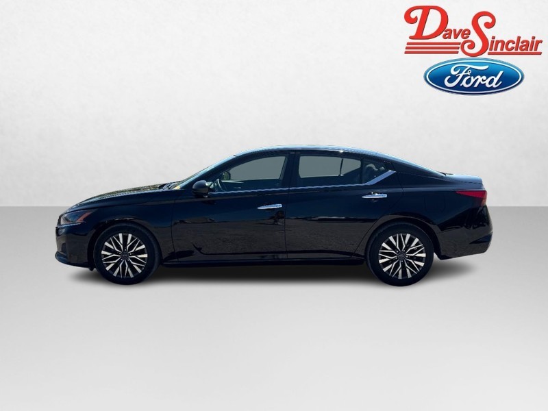 Nissan Altima Vehicle Full-screen Gallery Image 10