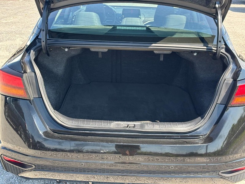 Nissan Altima Vehicle Full-screen Gallery Image 11