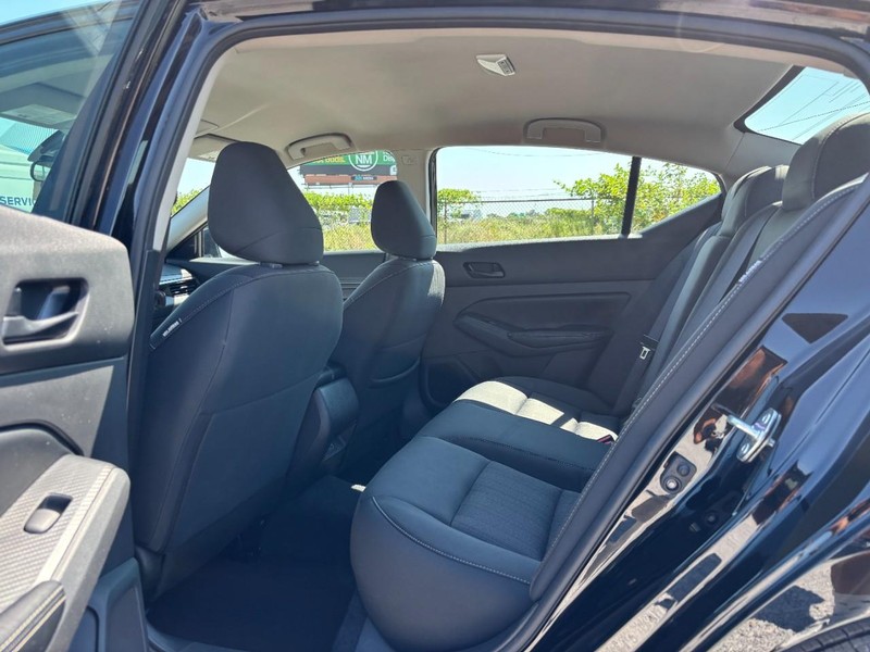 Nissan Altima Vehicle Full-screen Gallery Image 13