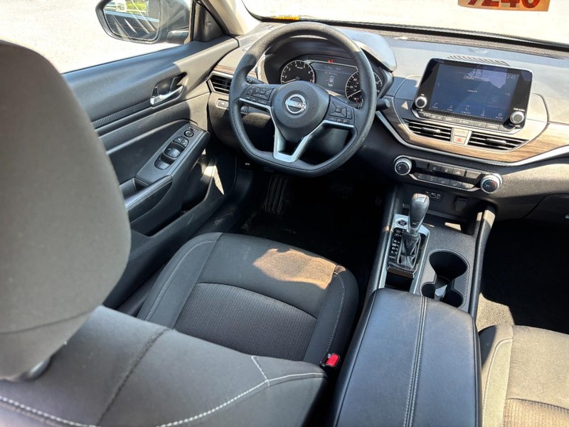 Nissan Altima Vehicle Full-screen Gallery Image 14