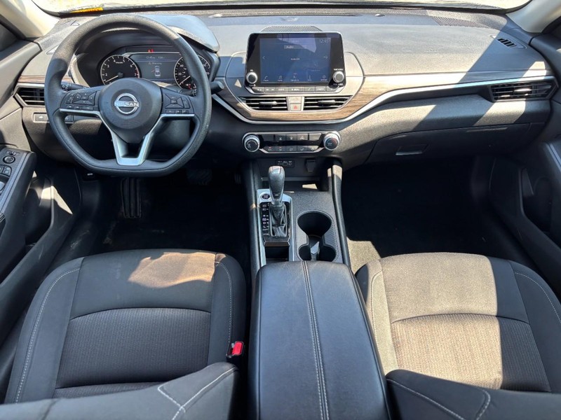 Nissan Altima Vehicle Full-screen Gallery Image 15