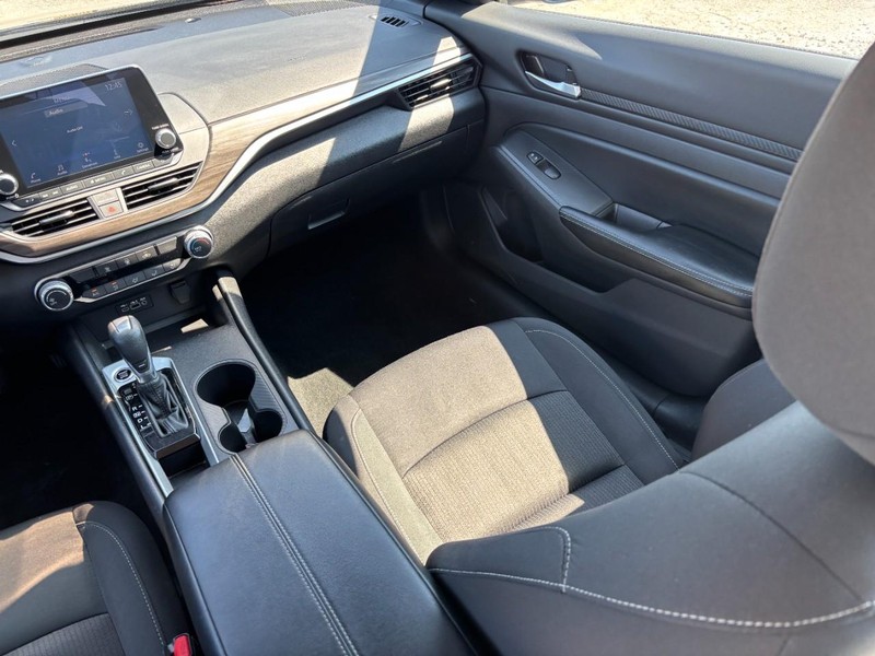 Nissan Altima Vehicle Full-screen Gallery Image 16