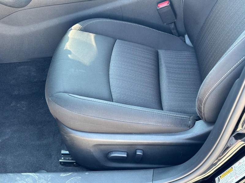 Nissan Altima Vehicle Full-screen Gallery Image 17