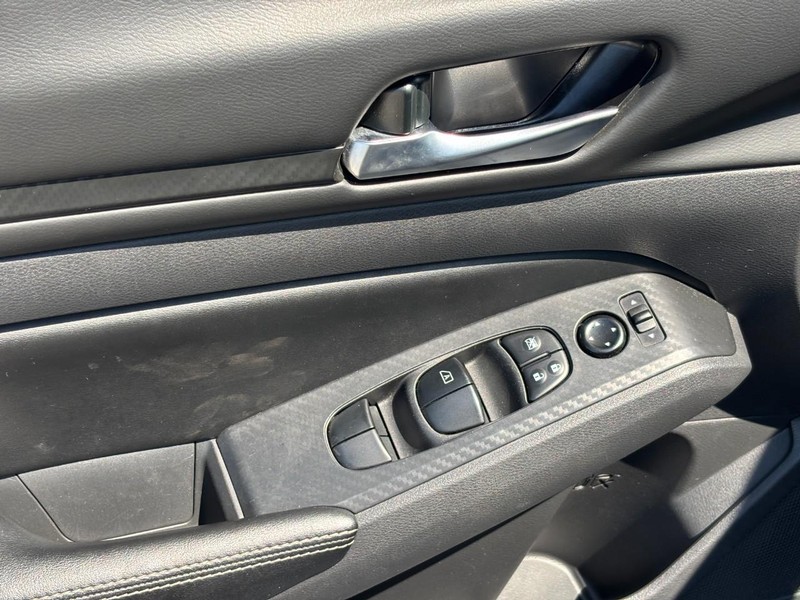 Nissan Altima Vehicle Full-screen Gallery Image 18