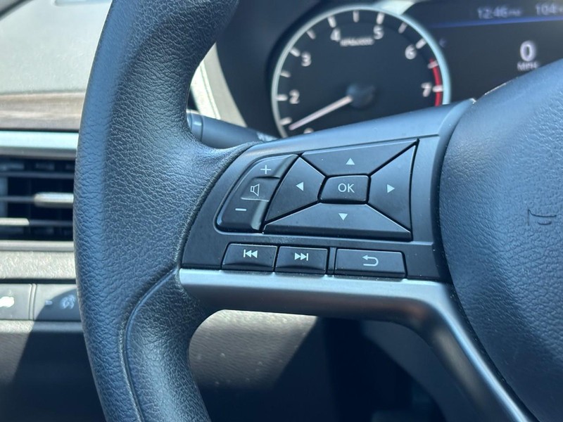 Nissan Altima Vehicle Full-screen Gallery Image 19