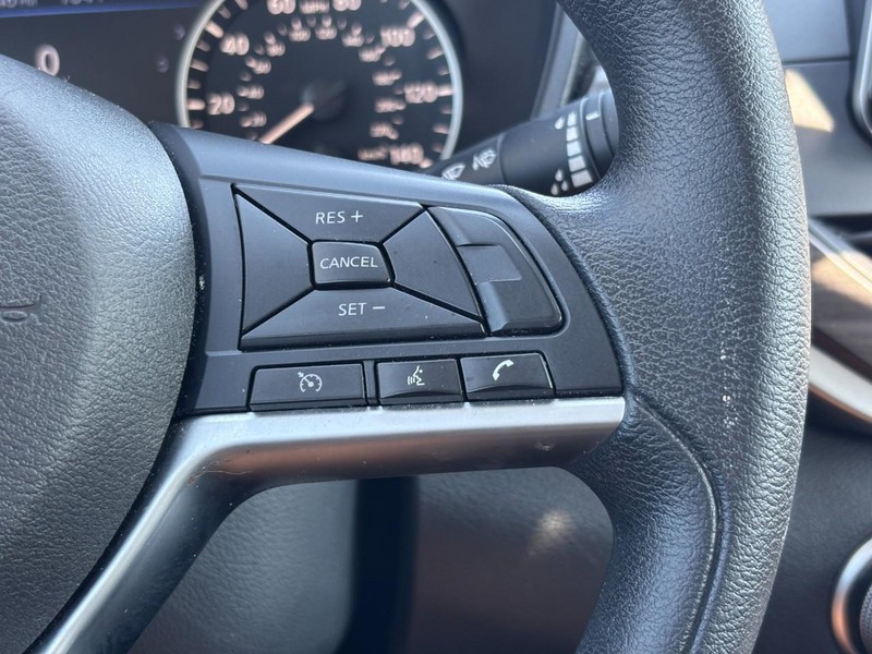 Nissan Altima Vehicle Full-screen Gallery Image 20