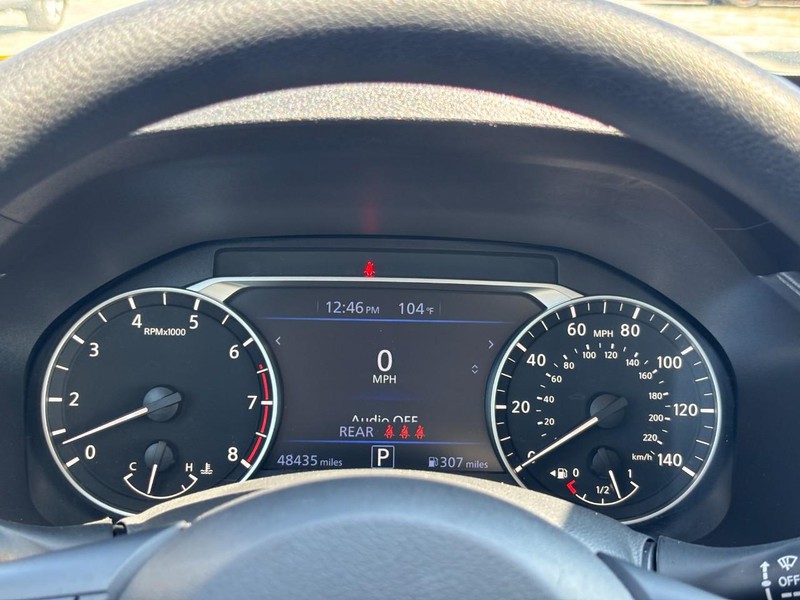 Nissan Altima Vehicle Full-screen Gallery Image 21