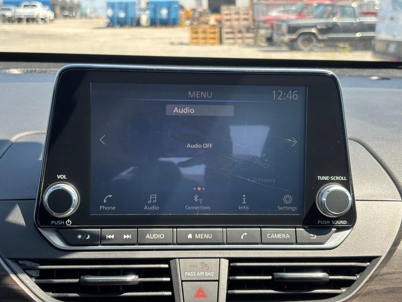 Nissan Altima Vehicle Full-screen Gallery Image 22