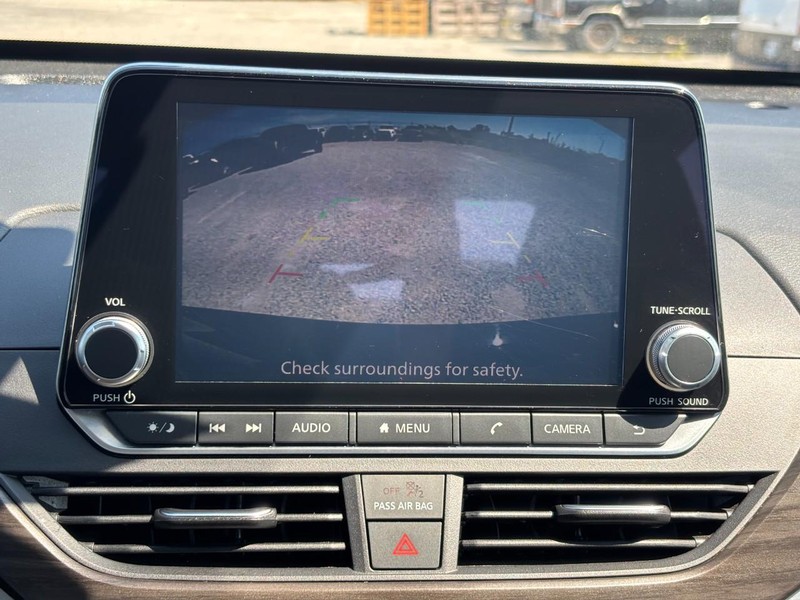 Nissan Altima Vehicle Full-screen Gallery Image 23
