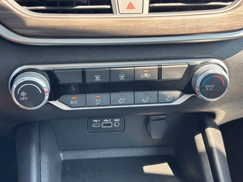 Nissan Altima Vehicle Full-screen Gallery Image 24