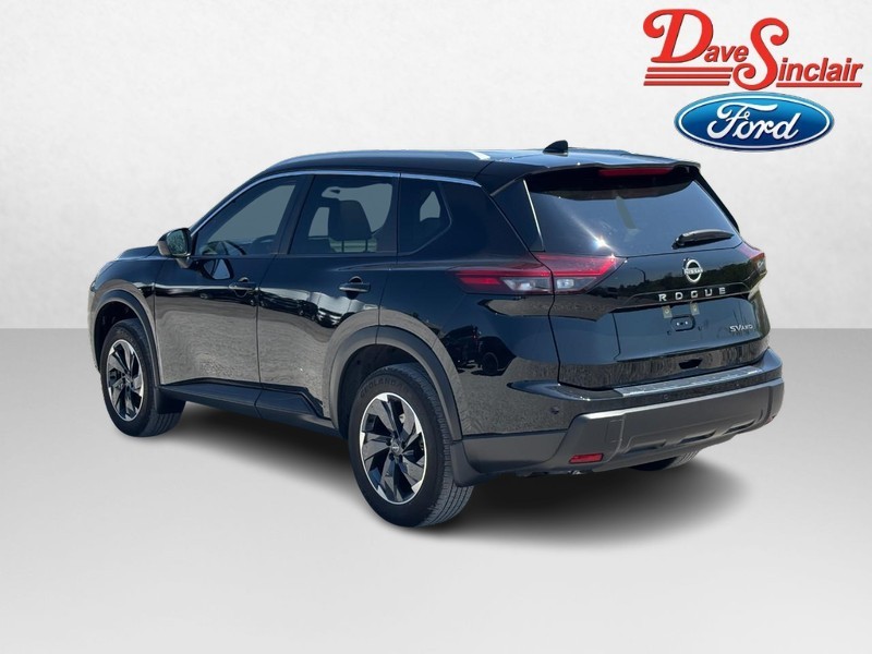 Nissan Rogue Vehicle Full-screen Gallery Image 09