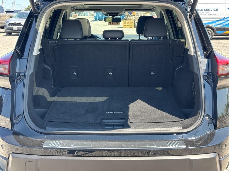 Nissan Rogue Vehicle Full-screen Gallery Image 11