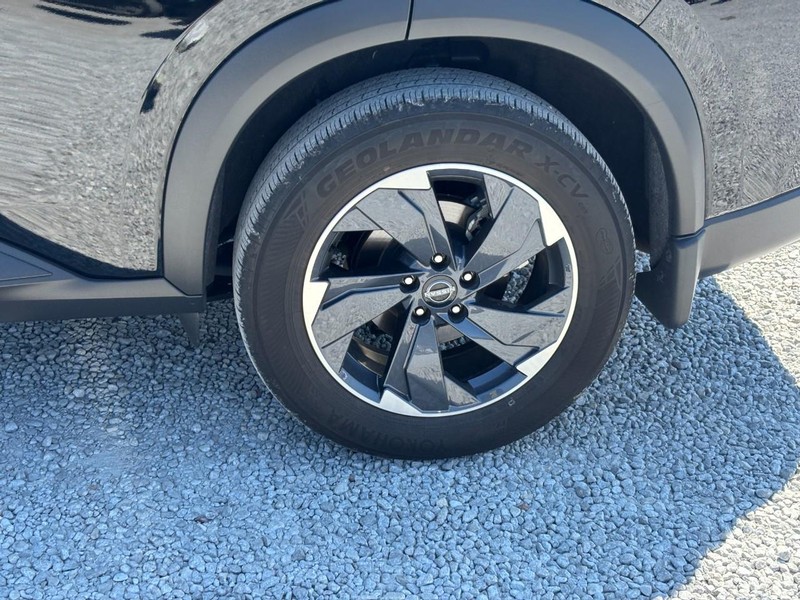Nissan Rogue Vehicle Full-screen Gallery Image 12