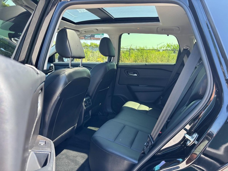 Nissan Rogue Vehicle Full-screen Gallery Image 13