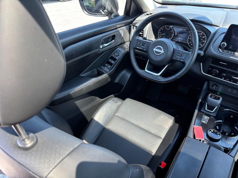 Nissan Rogue Vehicle Full-screen Gallery Image 14