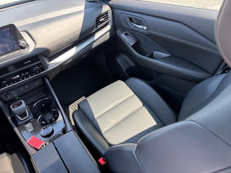 Nissan Rogue Vehicle Full-screen Gallery Image 16