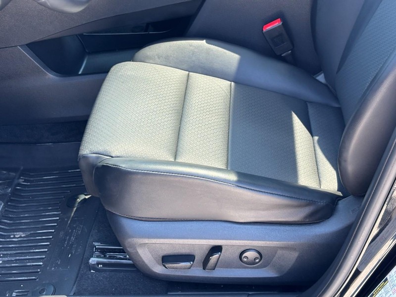 Nissan Rogue Vehicle Full-screen Gallery Image 17