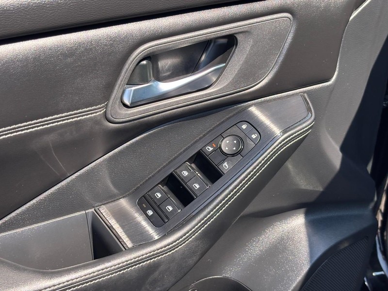 Nissan Rogue Vehicle Full-screen Gallery Image 18