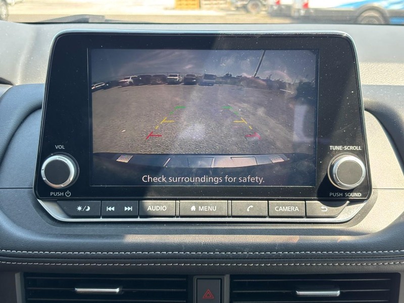 Nissan Rogue Vehicle Full-screen Gallery Image 23