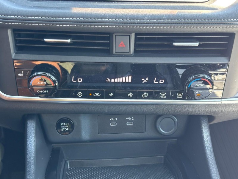 Nissan Rogue Vehicle Full-screen Gallery Image 24