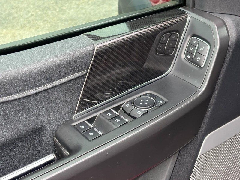Ford F-150 Vehicle Full-screen Gallery Image 17