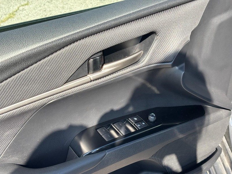 Toyota Camry Vehicle Image 18