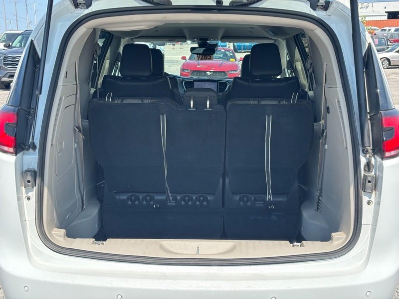 Chrysler Pacifica Vehicle Image 11