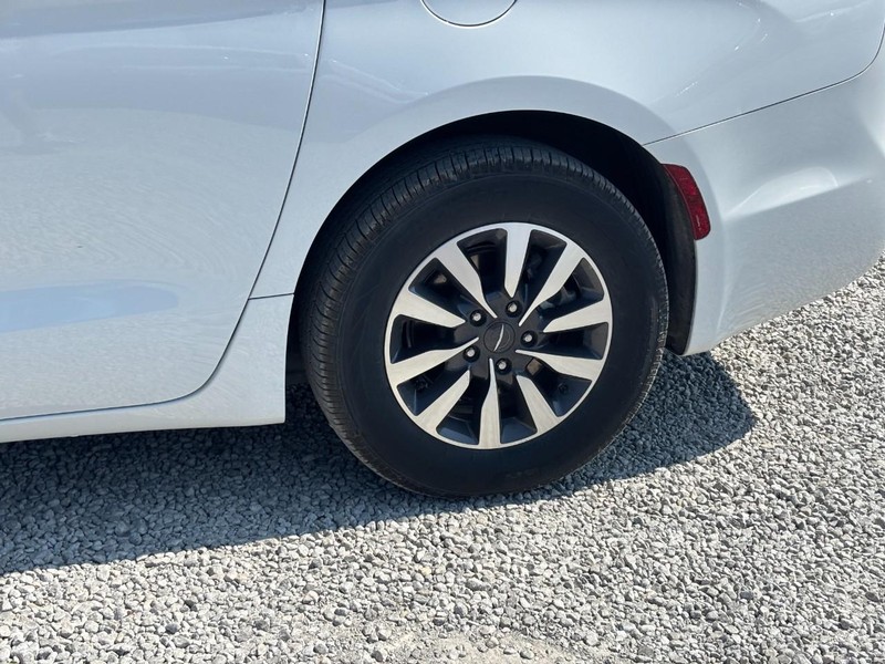 Chrysler Pacifica Vehicle Image 12