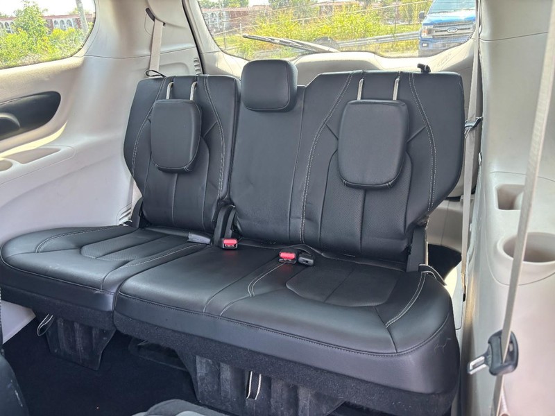 Chrysler Pacifica Vehicle Image 13