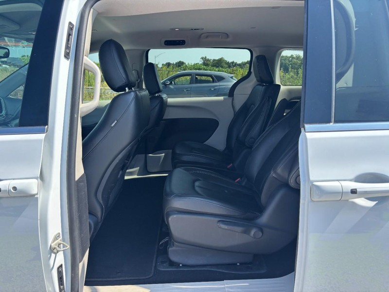 Chrysler Pacifica Vehicle Image 14
