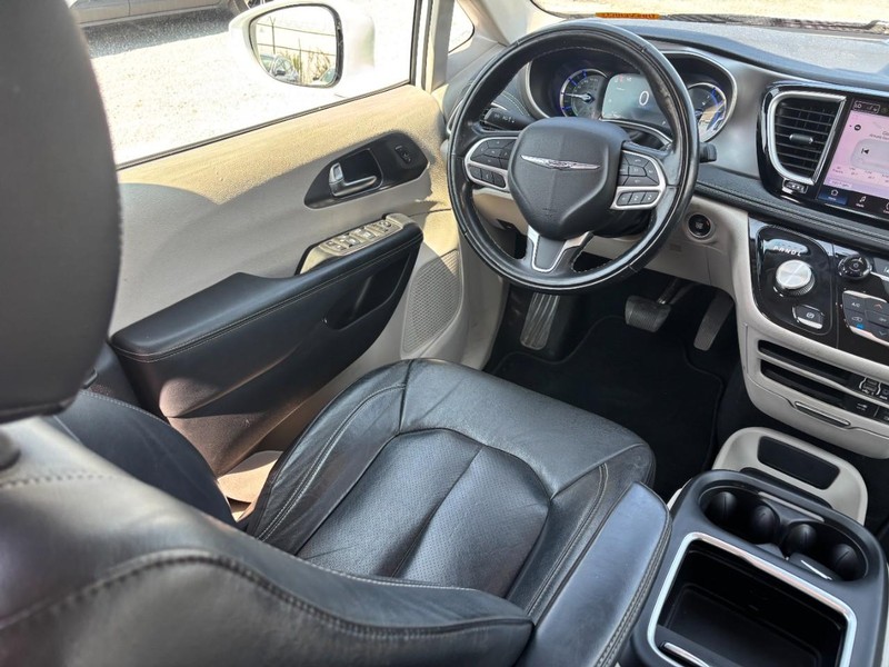 Chrysler Pacifica Vehicle Image 15