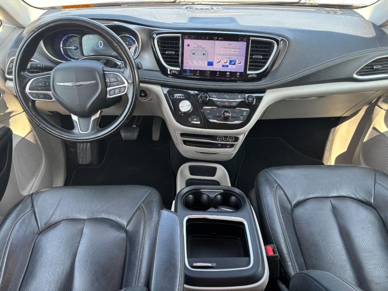 Chrysler Pacifica Vehicle Image 16