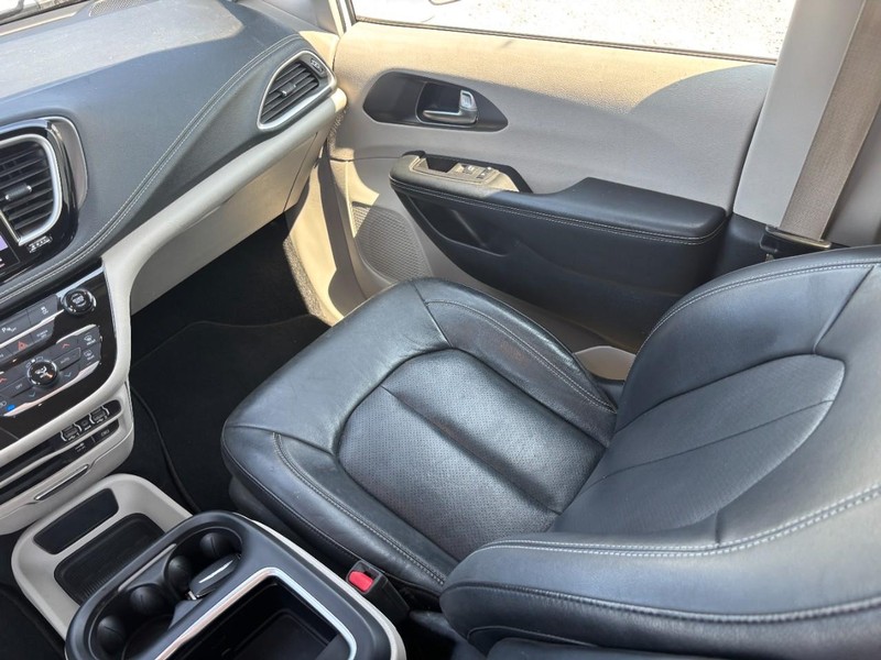 Chrysler Pacifica Vehicle Image 17