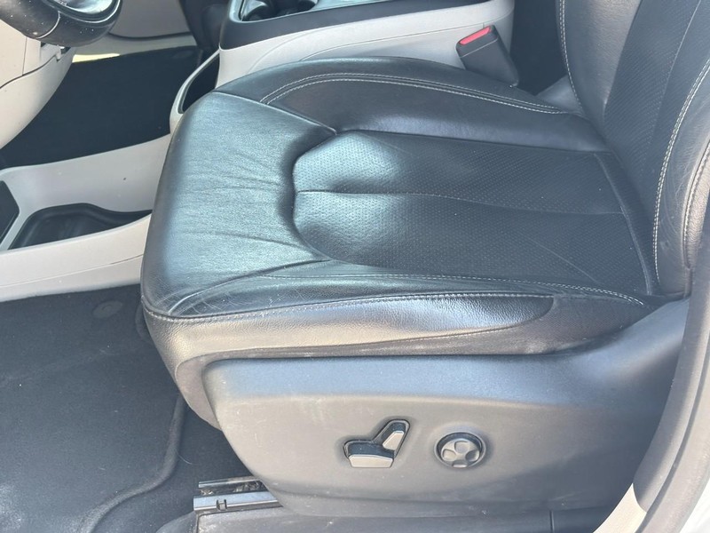 Chrysler Pacifica Vehicle Image 18