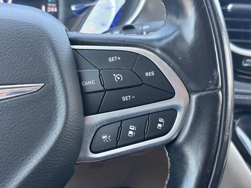 Chrysler Pacifica Vehicle Image 21