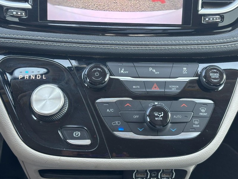 Chrysler Pacifica Vehicle Image 25