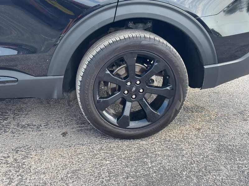 Ford Explorer Vehicle Image 12