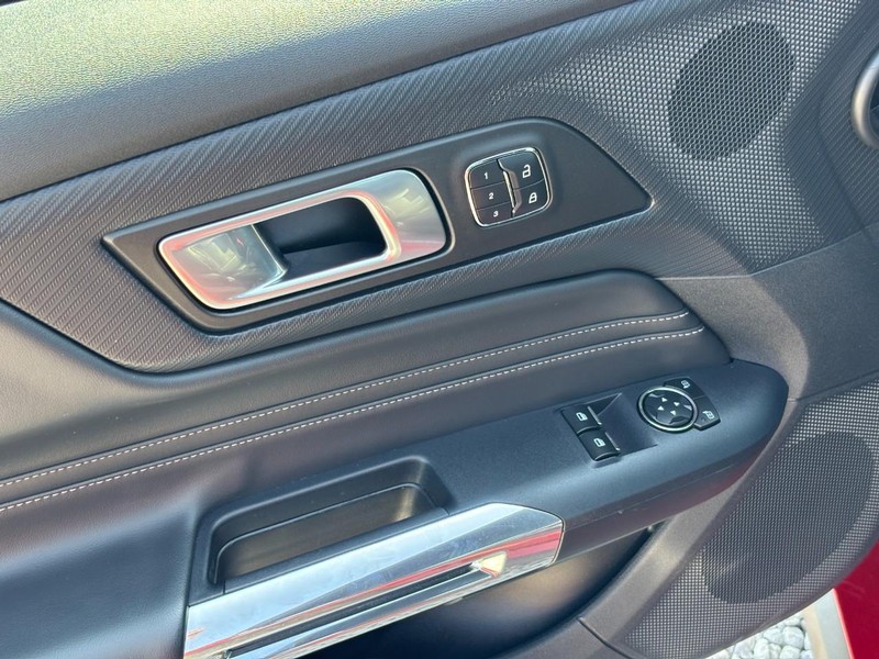 Ford Mustang Vehicle Image 16