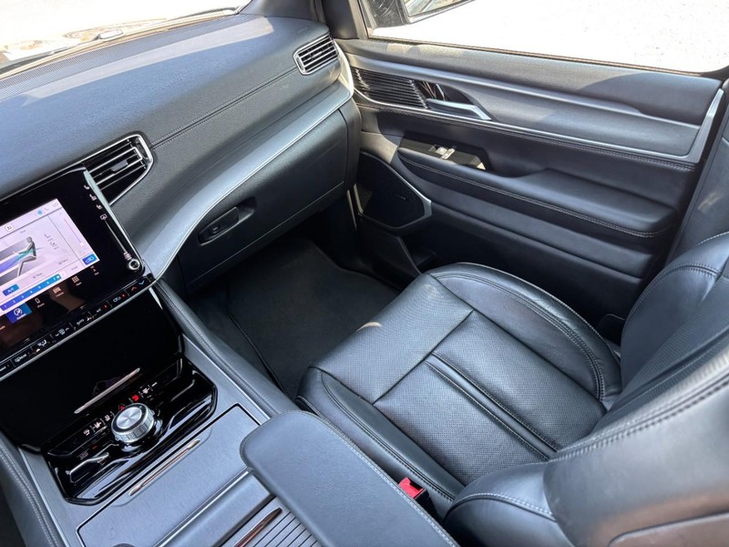 Jeep Wagoneer L Vehicle Image 17