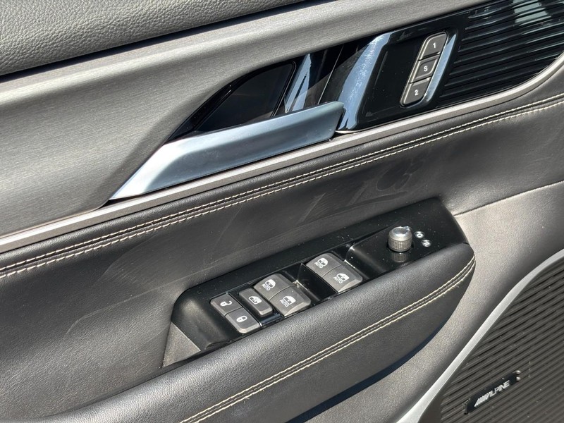 Jeep Wagoneer L Vehicle Image 19