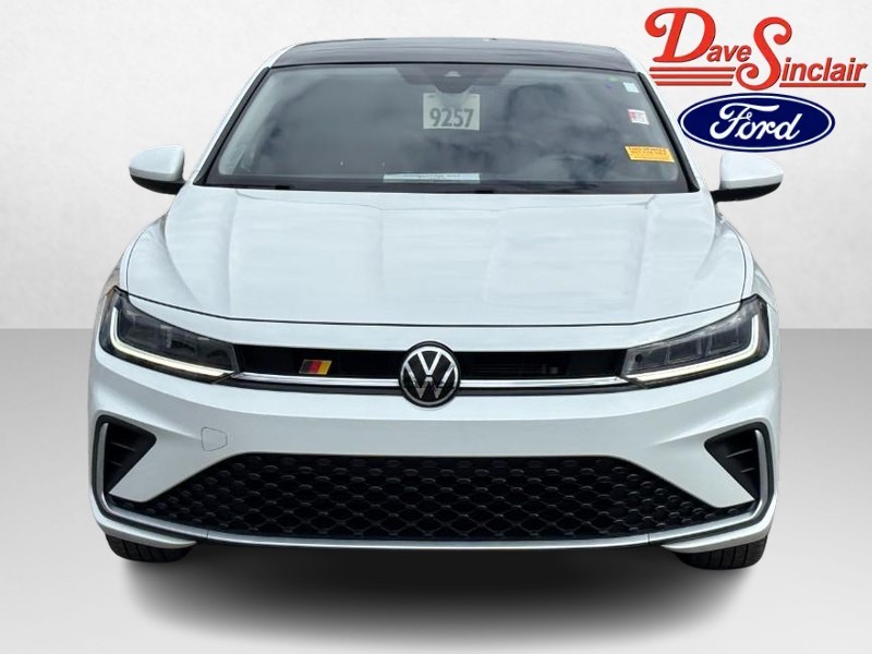 Volkswagen Jetta Vehicle Full-screen Gallery Image 02