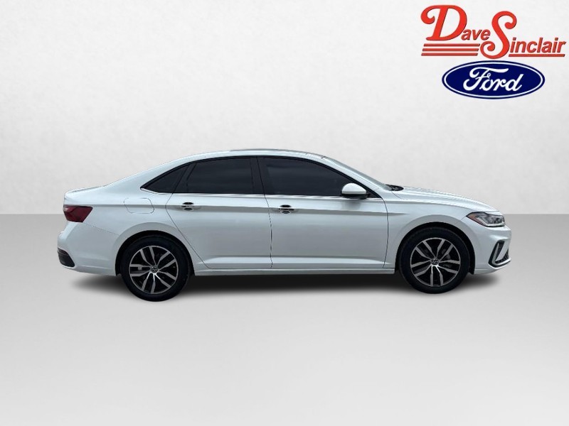 Volkswagen Jetta Vehicle Full-screen Gallery Image 05