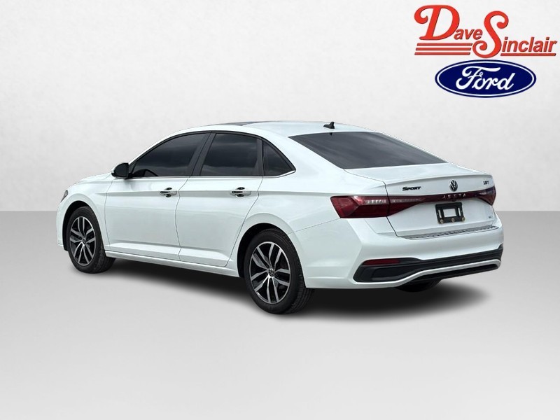 Volkswagen Jetta Vehicle Full-screen Gallery Image 09