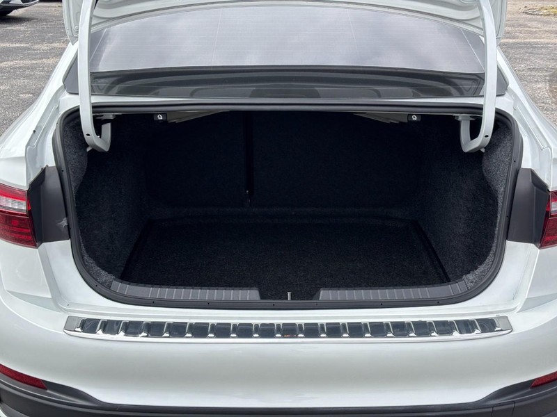 Volkswagen Jetta Vehicle Full-screen Gallery Image 11