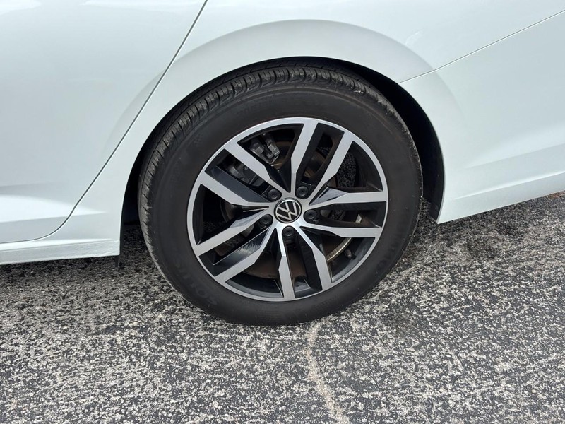 Volkswagen Jetta Vehicle Full-screen Gallery Image 12