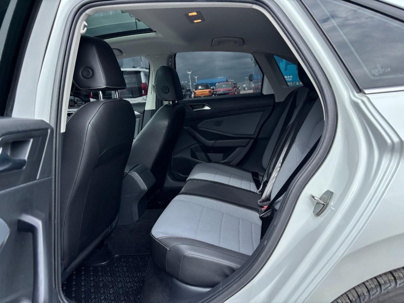 Volkswagen Jetta Vehicle Full-screen Gallery Image 13