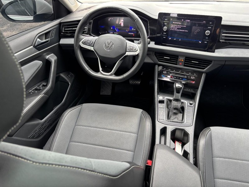Volkswagen Jetta Vehicle Full-screen Gallery Image 15