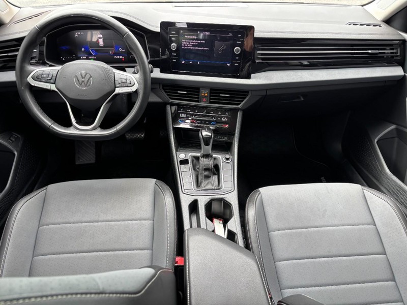 Volkswagen Jetta Vehicle Full-screen Gallery Image 16