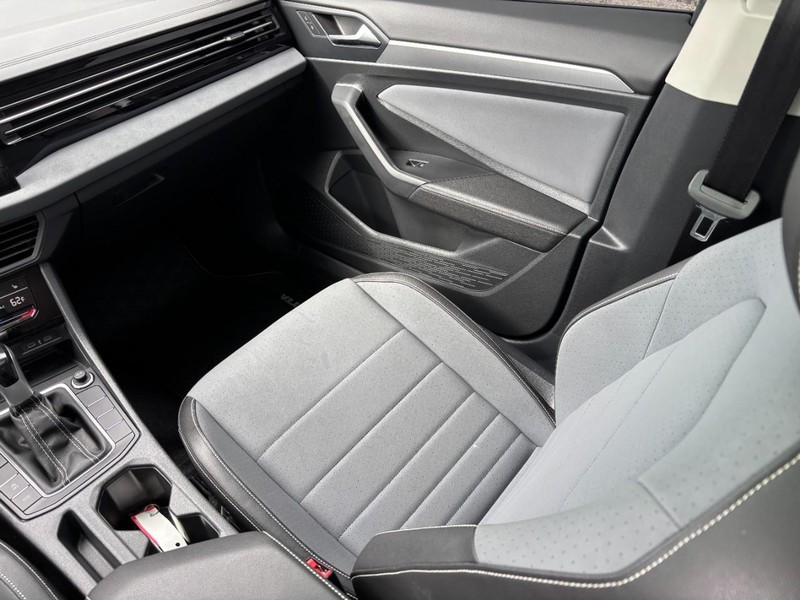 Volkswagen Jetta Vehicle Full-screen Gallery Image 17