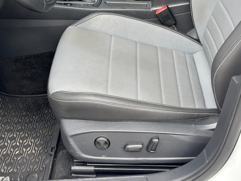 Volkswagen Jetta Vehicle Full-screen Gallery Image 18